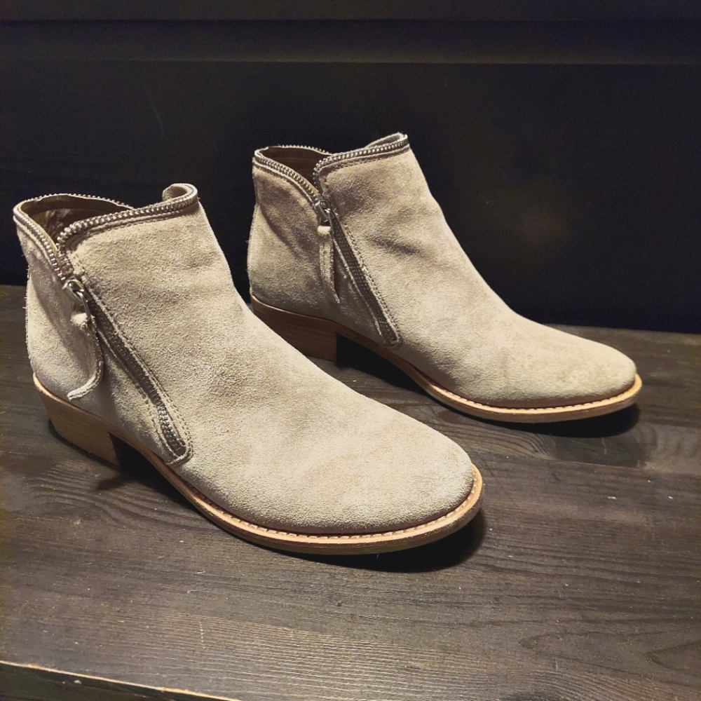 DOLCE VITA tan suede ankle boot, size 7.5